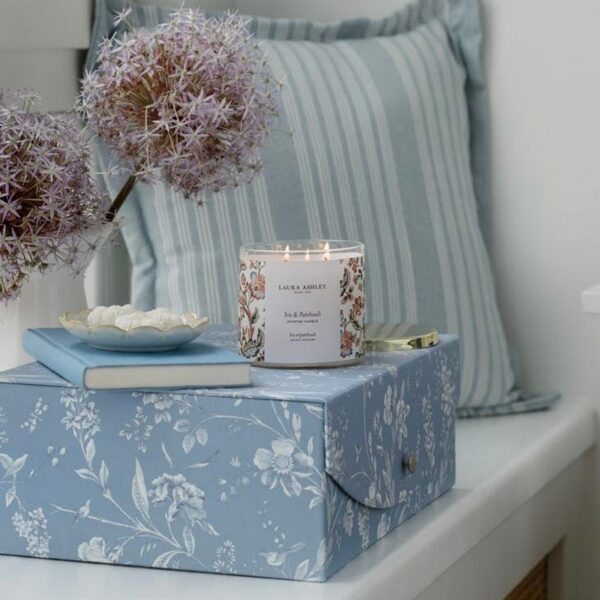 Laura Ashley Iris & Patchouli Κερί Big Jar 400 gr