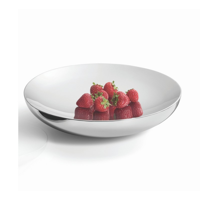 Χάρη στην UNO, η φράση «ντύνομαι» αποκτά ένα εντελώς νέο νόημα: τα γυαλισμένα μπολ από ανοξείδωτο ατσάλι κάνουν τα καθημερινά αντικείμενα να φαίνονται εντυπωσιακά και, ταυτόχρονα, τα διατηρούν φρέσκα για περισσότερο χρόνο. Χάρη στην κατασκευή τους με διπλά τοιχώματα, το περιεχόμενο παραμένει ευχάριστα δροσερό, τραγανό και σαγηνευτικά φρέσκο, ενώ το εξωτερικό λάμπει σαν εμφάνιση κόκκινου χαλιού. Τα φρούτα μοιάζουν ξαφνικά σαν να έχουν βγει κατευθείαν από περιοδικό design, οι σοκολάτες αποκτούν αστέρια και ακόμη και τα μακαρόν μοιάζουν να ποζάρουν για μια σύντομη φωτογραφία. Η UNO έχει διακριτικό σχεδιασμό αλλά μεγάλη επίδραση - κομψή, διαχρονική και τόσο ευέλικτη που μετακινείται αβίαστα από το τραπέζι του πρωινού σε έναν αποκλειστικό μπουφέ. Είτε πρόκειται για θαλασσινά, χαβιάρι, σοκολάτα ή έργα τέχνης για επιδόρπια: αυτά τα μπολ δεν παρουσιάζουν απλώς, αλλά σκηνοθετούν. Για απαιτητικούς οικοδεσπότες, κομψούς γνώστες και όποιον πιστεύει ότι το καλό φαγητό πρέπει επίσης να φαίνεται ωραίο. Χάρη στην UNO, η φράση «ντύνομαι» αποκτά ένα εντελώς νέο νόημα: τα γυαλισμένα μπολ από ανοξείδωτο ατσάλι κάνουν τα καθημερινά αντικείμενα να φαίνονται εντυπωσιακά και, ταυτόχρονα, τα διατηρούν φρέσκα για περισσότερο χρόνο. Χάρη στην κατασκευή τους με διπλά τοιχώματα, το περιεχόμενο παραμένει ευχάριστα δροσερό, τραγανό και σαγηνευτικά φρέσκο, ενώ το εξωτερικό λάμπει σαν εμφάνιση κόκκινου χαλιού. Τα φρούτα μοιάζουν ξαφνικά σαν να έχουν βγει κατευθείαν από περιοδικό design, οι σοκολάτες αποκτούν αστέρια και ακόμη και τα μακαρόν μοιάζουν να ποζάρουν για μια σύντομη φωτογραφία. Η UNO έχει διακριτικό σχεδιασμό αλλά μεγάλη επίδραση - κομψή, διαχρονική και τόσο ευέλικτη που μετακινείται αβίαστα από το τραπέζι του πρωινού σε έναν αποκλειστικό μπουφέ. Είτε πρόκειται για θαλασσινά, χαβιάρι, σοκολάτα ή έργα τέχνης για επιδόρπια: αυτά τα μπολ δεν παρουσιάζουν απλώς, αλλά σκηνοθετούν. Για απαιτητικούς οικοδεσπότες, κομψούς γνώστες και όποιον πιστεύει ότι το καλό φαγητό πρέπει επίσης να φαίνεται ωραίο.